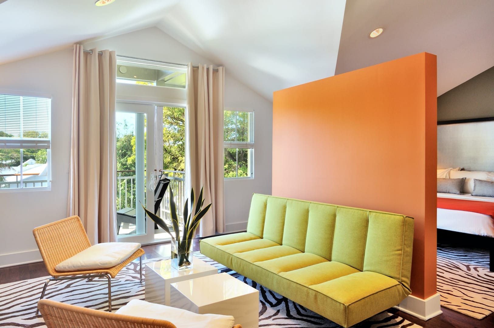 Сравнение интерфейса и функций приватной и публичной комнат в Mango Live